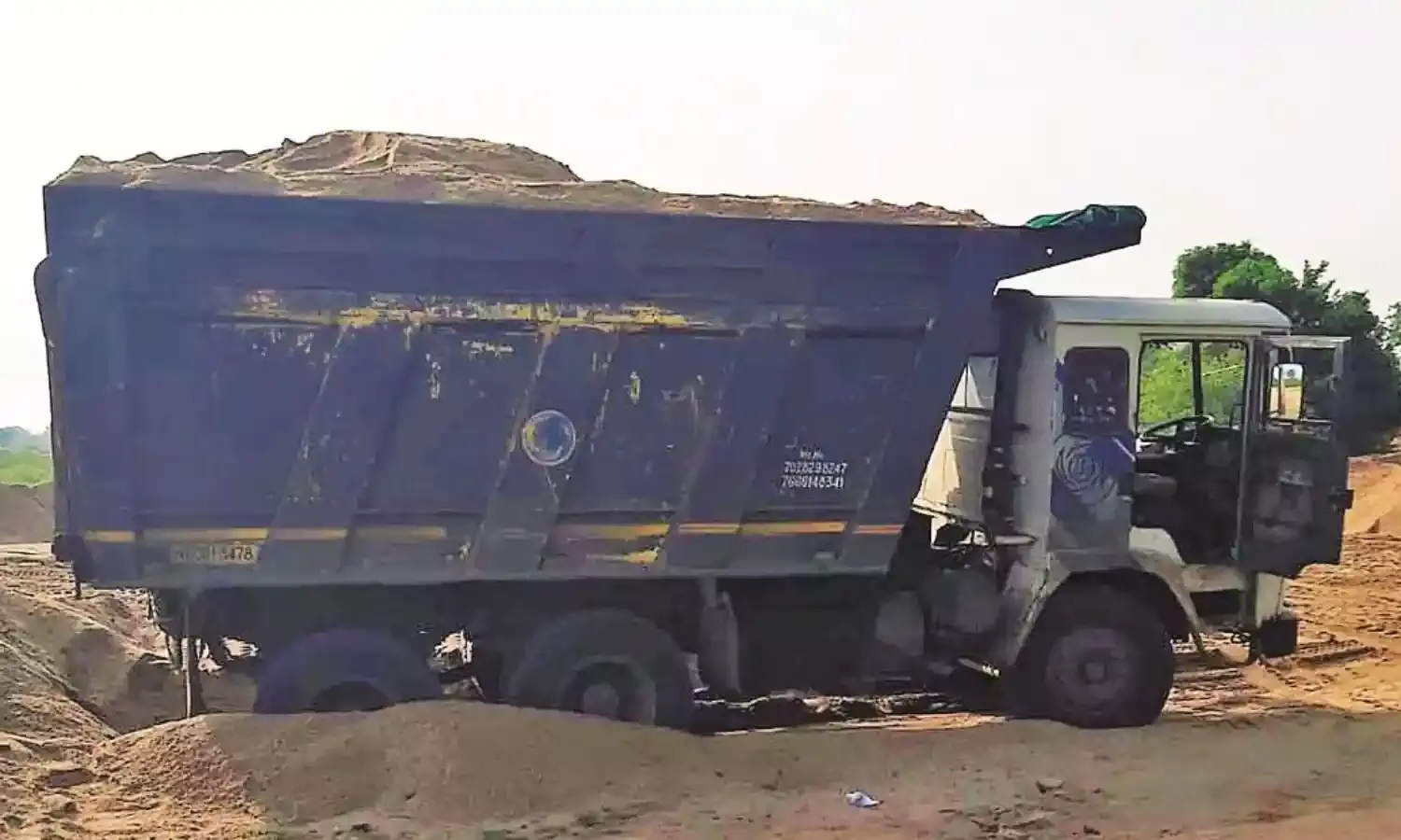 रेत का अवैध परिवहन कर रहे तीन टिप्पर और एक जेसीबी जब्त, आरोपी हुए फरार