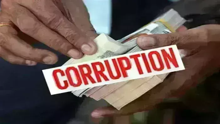 अहमदनगर मनपा आयुक्त पर एसीबी की कार्रवाई, क्लर्क सहित दो फरार - ऑफिस-घर सील