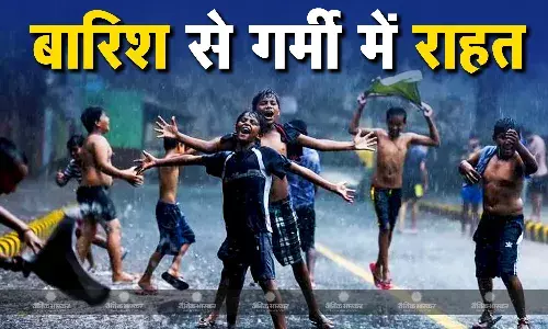 दिल्ली में हुई झमाझम बारिश, पानी की किल्लत के बीच लोगों को मिली भीषण गर्मी से राहत