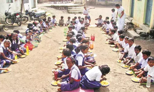 आंगनवाड़ियों में पोषण आहार पोषण आहार में मृत पक्षी मिलने पर मची है खलबली