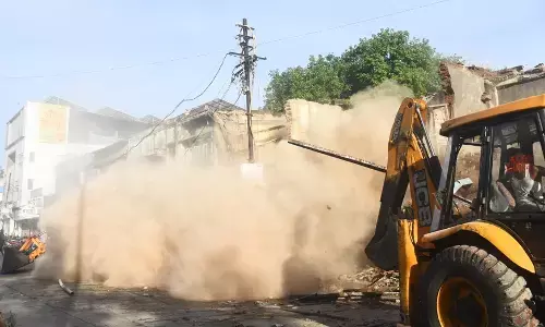 अंतत: 125 साल पुराना जर्जर खापर्डे बाड़ा जमींदोज, बंदोबस्त के बीच चला बुलडोजर