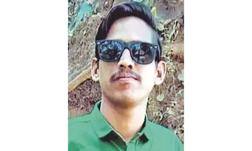 विद्युत पोल पर करंट लगने से मौत, लाइनमैन ने निजी काम करने वाले युवक को चढ़ाया विद्युत पोल पर करंट लगने से मौत, लाइनमैन ने निजी काम करने वाले युवक को चढ़ाया