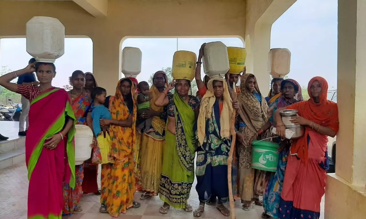 शासकीय बोरवेल पर दबंग का कब्जा, ग्रामीण पेयजल के लिए परेशान, कलेक्टर को आवेदन सौंपकर की कार्यवाही की मांग शासकीय बोरवेल पर दबंग का कब्जा, ग्रामीण पेयजल के लिए परेशान, कलेक्टर को आवेदन सौंपकर की कार्यवाही की मांग