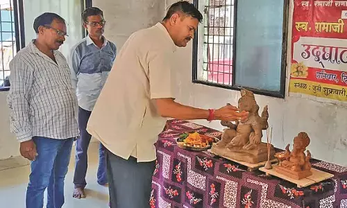 मूर्तिकारों ने गोबर से श्री गणेश की मूर्ति बनाने का दिया प्रशिक्षण मूर्तिकारों ने गोबर से श्री गणेश की मूर्ति बनाने का दिया प्रशिक्षण