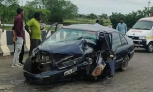 डिग्रस के पास कार सड़क हादसा, दो की दर्दनाक मौत, एक महिला गंभीर रूप से हुई घायल डिग्रस के पास कार सड़क हादसा, दो की दर्दनाक मौत, एक महिला गंभीर रूप से हुई घायल