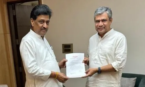 नांदेड़-बीदर रेल मार्ग और प्रस्तावित नांदेड़-लातूर मार्ग पर चव्हाण की वैष्णव से हुई चर्चा