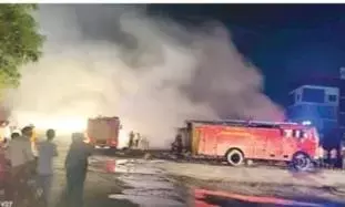 शार्ट सर्किट से लगी आग, एक -एक कर 12 दुकानें जलकर हुईं खाक, लाखों का नुकसान शार्ट सर्किट से लगी आग, एक -एक कर 12 दुकानें जलकर हुईं खाक, लाखों का नुकसान