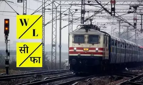 ट्रेन की पटरी के किनारे क्यों लगाए जाते हैं सी/फा और W/L वाले बोर्ड? जानें इसके पीछे का कारण