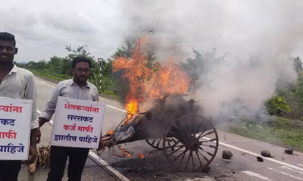 यवतमाल में किसान उतरे रास्ते पर,  कर्जमाफी नहीं मिली तो किसानों ने फूंकी बैलगाड़ी
