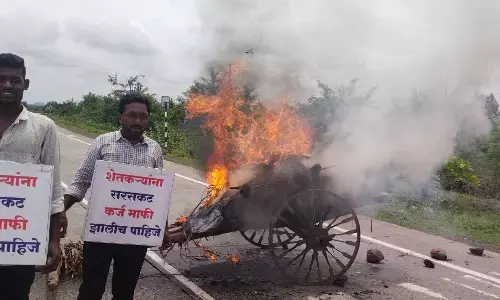 यवतमाल में किसान उतरे रास्ते पर,  कर्जमाफी नहीं मिली तो किसानों ने फूंकी बैलगाड़ी यवतमाल में किसान उतरे रास्ते पर,  कर्जमाफी नहीं मिली तो किसानों ने फूंकी बैलगाड़ी