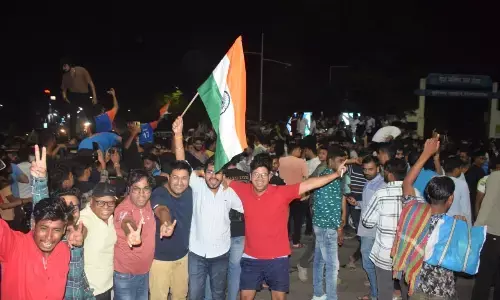 मैच की हर गेंद पर लगी रही नजर, विकेट पर पटाखों की गूंज