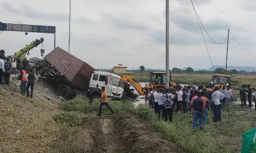 हाइवे पर खड़े ट्रक से भिडी बाइक,दो की मौत, 4 घंटे तक घटना-स्थल पर ही पड़े रहे मृतकों के शव हाइवे पर खड़े ट्रक से भिडी बाइक,दो की मौत, 4 घंटे तक घटना-स्थल पर ही पड़े रहे मृतकों के शव
