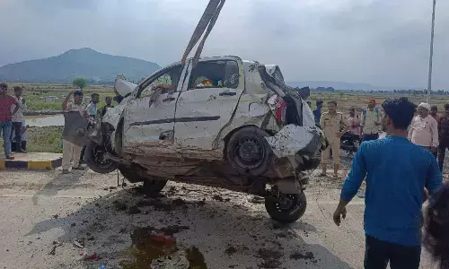 पथरहटा टोल प्लाजा के पास कार के ऊपर पल्टा सरिया से लोड ट्रक, बेटे समेत दम्पति की दर्दनाक मौत पथरहटा टोल प्लाजा के पास कार के ऊपर पल्टा सरिया से लोड ट्रक, बेटे समेत दम्पति की दर्दनाक मौत