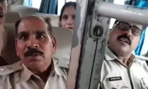 महिला सीट पर पुलिसकर्मियों का कब्जा, बनी विवाद की स्थिति, बस स्टैंड की घटना, सोशल मीडिया पर वीडियो हो रहा वायरल