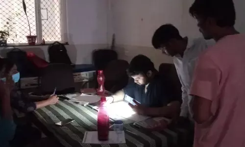 जिला अस्पताल की बत्ती गुल, मोबाइल के टॉर्च की रोशनी में इलाज, ३३ केवी में तकनीकि फॉल्ट, ऐन वक्त पर खत्म हुआ जनरेटर का डीजल