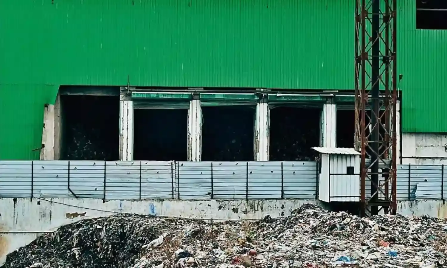कठौंदा प्लांट में कचरा जलने के बाद दूर-दूर तक फैल रहे धूल के कण