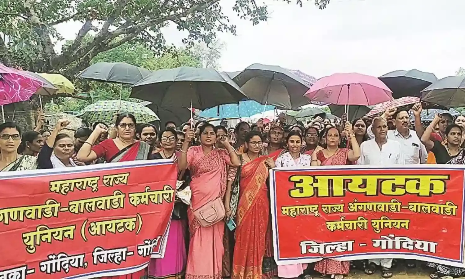 विभिन्न मांगों को लेकर बारिश में डटी रहीं सेविकाएं, अधिकारी को ज्ञापन सौंपा