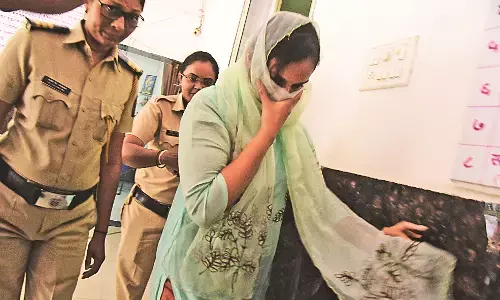 रामझूला पर कार से दो युवकों को उड़ाया , रितु मालू ने थाने में किया समर्पण