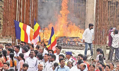 दीक्षाभूमि में भूमिगत पार्किंग का भारी विरोध , भड़का जनाक्रोश,तोड़फोड़, आगजनी