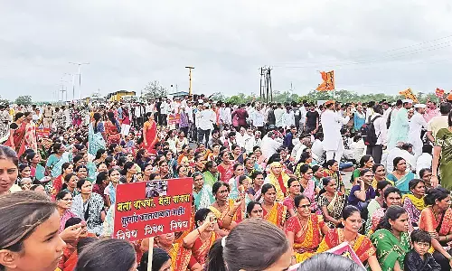 कत्लखाने के विरोध में 5 घंटे नेशनल हाइवे जाम , रास्ते पर उतरे लोगों ने लगाए नारे कत्लखाने के विरोध में 5 घंटे नेशनल हाइवे जाम , रास्ते पर उतरे लोगों ने लगाए नारे