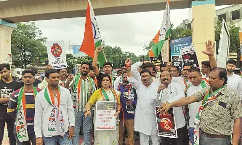 युवाओं को नशे में धकेला जा रहा, बार व पब के विरोध में राकांपा का प्रदर्शन