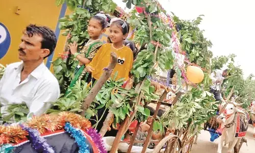 शालाओं में विद्यार्थियों का फूलों से स्वागत, सजी-धजी बैलगाड़ी से स्कूल पहुंचे नौनिहाल