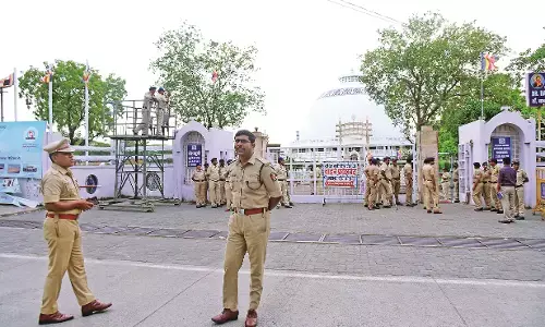 नागपुर के  दीक्षाभूमि पर 1000 जवान तैनात, सुरक्षा बढ़ी , सभी रास्ते बंद नागपुर के  दीक्षाभूमि पर 1000 जवान तैनात, सुरक्षा बढ़ी , सभी रास्ते बंद
