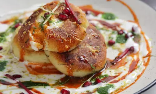 मानसून के मौसम हो रहा है कुछ चटपटा खाने का मन तो, घर पर ही बनाएं मार्केट जैसी कुरकुरी आलू की टिक्की