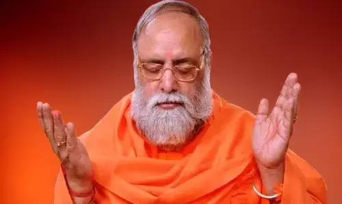 श्रीकृष्ण पर विवादित टिप्पणी करने वाले महामंडलेश्वर पर फूठा संत समाज का गुस्सा, पद से निष्कासित करने उठाई मांग