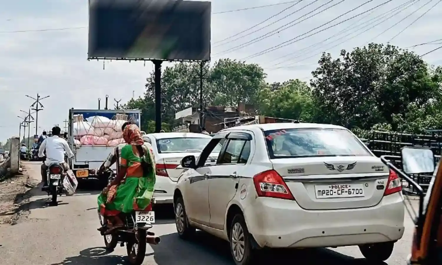 टेंडर समाप्त होने के 20 महीने बाद भी लटक रहे 40 यूनिपोल