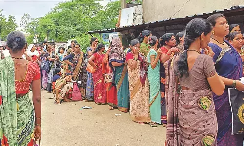 अब तक एक भी लाडली बहना का फार्म नहीं भरा, दस्तावेज जुटाने के लिए भटक रही महिलाएं अब तक एक भी लाडली बहना का फार्म नहीं भरा, दस्तावेज जुटाने के लिए भटक रही महिलाएं