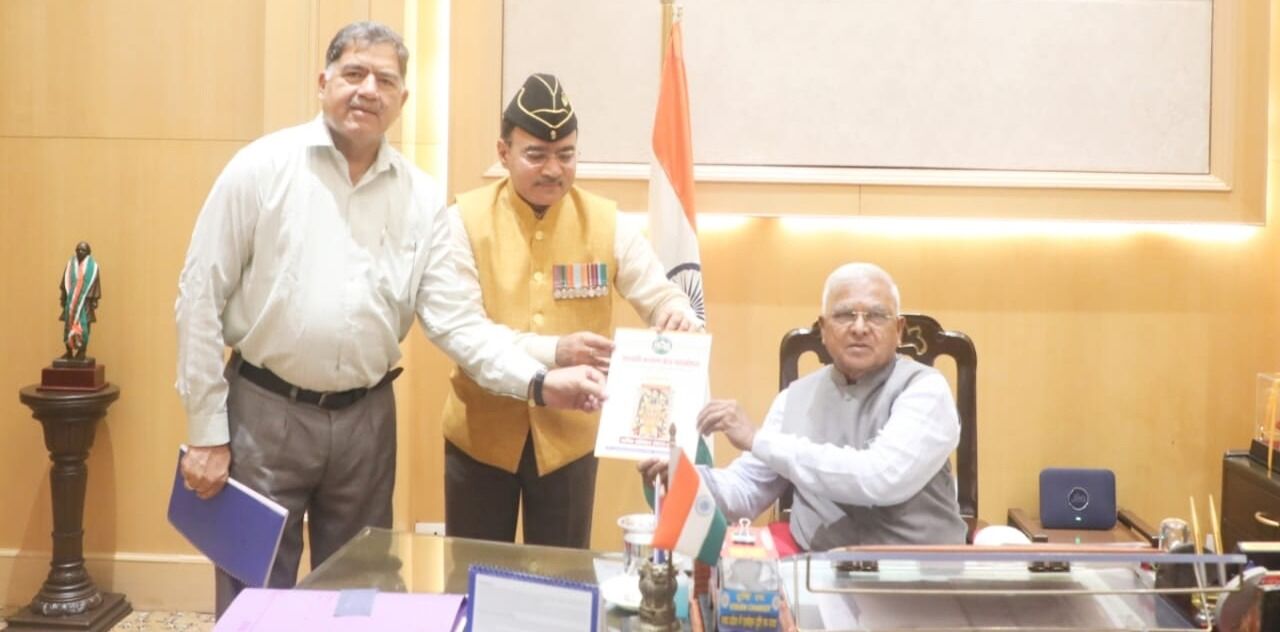राज्यपाल को सौंपा जनजाति कल्याण केंद्र महाकोशल के पदाधिकारियों ने वार्षिक प्रतिवेदन