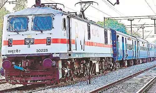 बजट में विदर्भ को मिले ज्यादा रेलगाड़ियां, रेल मंत्री अश्वनी वैष्णव से बात करें नितीन गडकरी