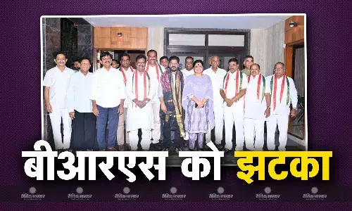तेलंगाना में बीआरएस को बड़ा झटका, पार्टी के 6 एमएलसी कांग्रेस में हुए शामिल तेलंगाना में बीआरएस को बड़ा झटका, पार्टी के 6 एमएलसी कांग्रेस में हुए शामिल