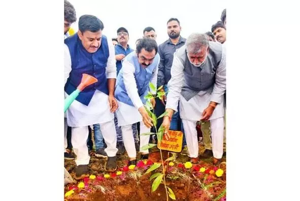 जैसे माँ बिना स्वार्थ के हमारी सेवा करती है, वैसे ही पेड़ भी हमें प्राणवायु प्रदान करते हैं- मंत्री राकेश सिंह जैसे माँ बिना स्वार्थ के हमारी सेवा करती है, वैसे ही पेड़ भी हमें प्राणवायु प्रदान करते हैं- मंत्री राकेश सिंह