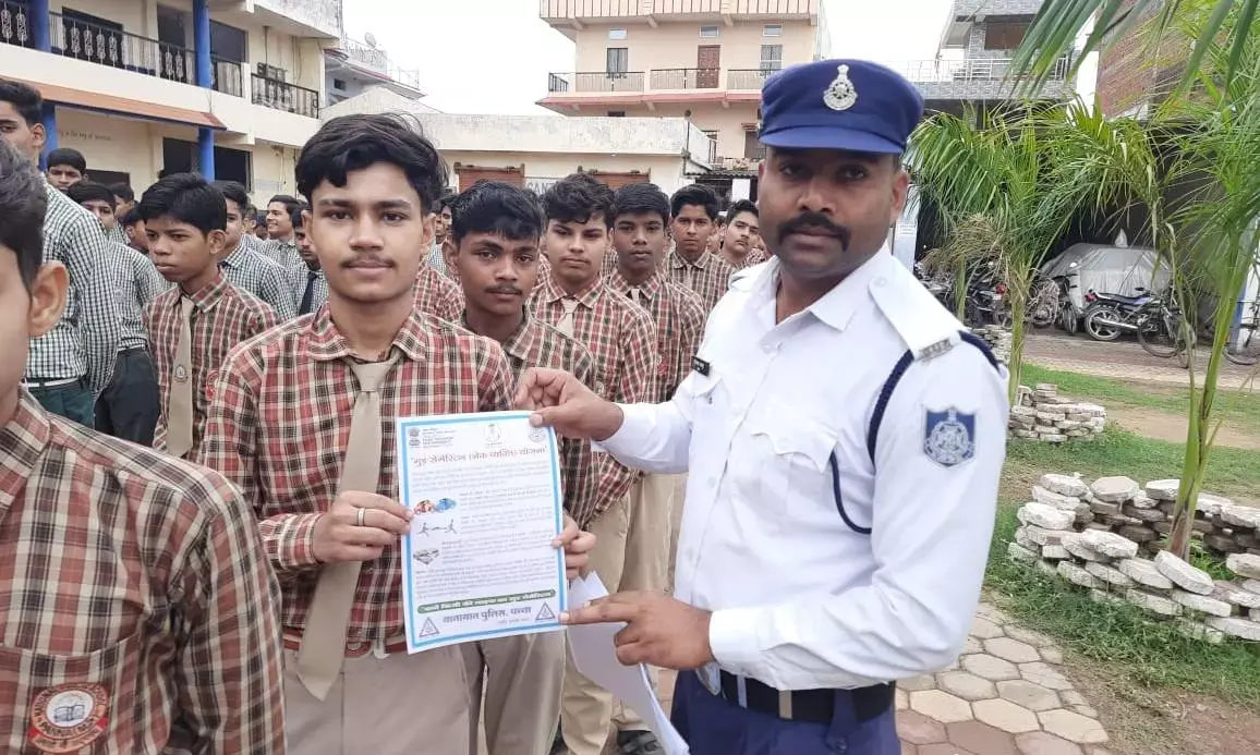 यातायात पुलिस ने नेशनल पब्लिक विद्यालय में चलाया जागरूकता अभियान