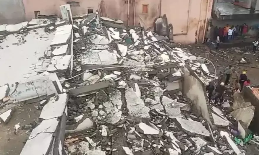 सूरत में भारी बारिश के चलते गिरा जर्जर 6 मंजिला मकान, मलबे के नीचे कई लोग दबे होने की आशंका