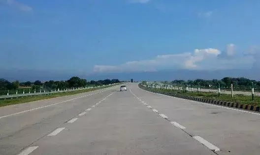 भैरव टेक घाट में दो वाहनों के फंसने से लगा लंबा जाम