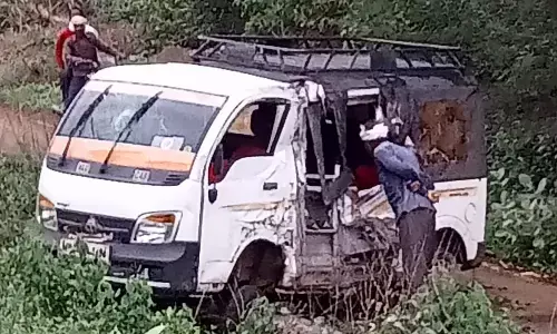 कंटेनर और स्कूल वेन में भिड़ंत, नौ बच्चे घायल, तीन गंभीर, बोरगांव क्रासिंग पर हुआ हादसा, तीन गंभीर बच्चों को नागपुर रेफर किया