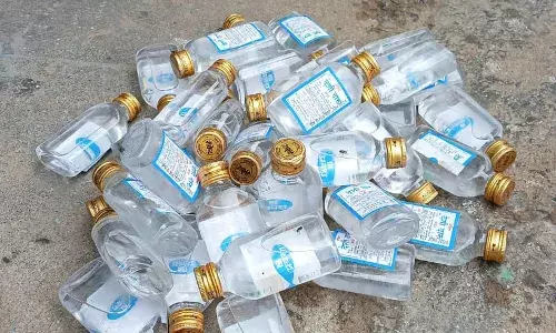 संतप्त महिलाओं ने शराब विक्रेता के घर बोला धावा, हजारों की शराब जब्त