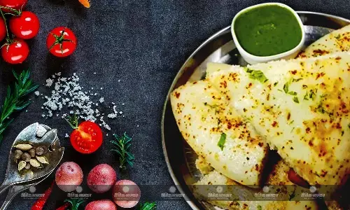 शाम को करता है कुछ अच्छा और हेल्दी खाने का मन तो ट्राई करें सूजी से बने इस आसान नाश्ते को शाम को करता है कुछ अच्छा और हेल्दी खाने का मन तो ट्राई करें सूजी से बने इस आसान नाश्ते को