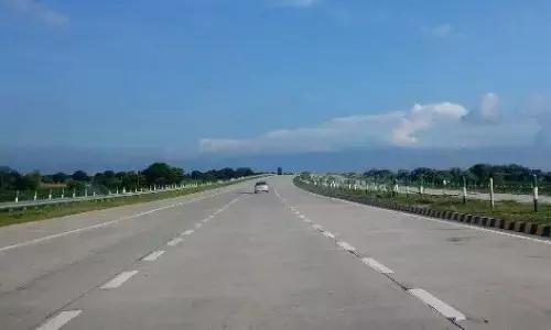 भैरव टेक घाट में दो वाहनों के फंसने से लगा लंबा जाम भैरव टेक घाट में दो वाहनों के फंसने से लगा लंबा जाम