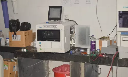 सीबीसी मशीन खराब, ब्लड जांच के लिए भटक रहे मरीज, लापरवाही का आलम, मरीजों को जानकारी देने वाला कोई नहीं