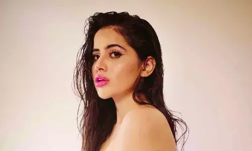 शराब के नशे में धुत बार के बाहर स्पॉट हुईं उर्फी जावेद, चलना भी हुआ मुश्किल! बहन ने हाथ पकड़ कार में बैठाया