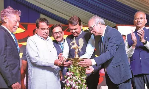 फडणवीस ने कहा - बेहतर रोजगार सृजन के साथ विदर्भ के विकास को बड़ी प्राथमिकता फडणवीस ने कहा - बेहतर रोजगार सृजन के साथ विदर्भ के विकास को बड़ी प्राथमिकता