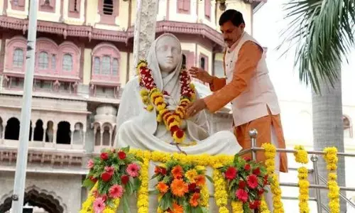 मुख्यमंत्री डॉ. यादव ने केंद्रीय मंत्री श्री यादव के साथ देवी अहिल्या बाई होल्कर की प्रतिमा पर किया माल्यार्पण