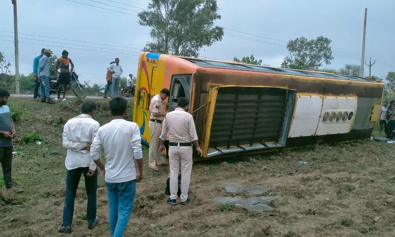 यात्री बस पलटने से 1 की मौत, 12 से ज्यादा घायल, स्टेट हाइवे पर ओवरटेक के चक्कर में हुआ हादसा यात्री बस पलटने से 1 की मौत, 12 से ज्यादा घायल, स्टेट हाइवे पर ओवरटेक के चक्कर में हुआ हादसा