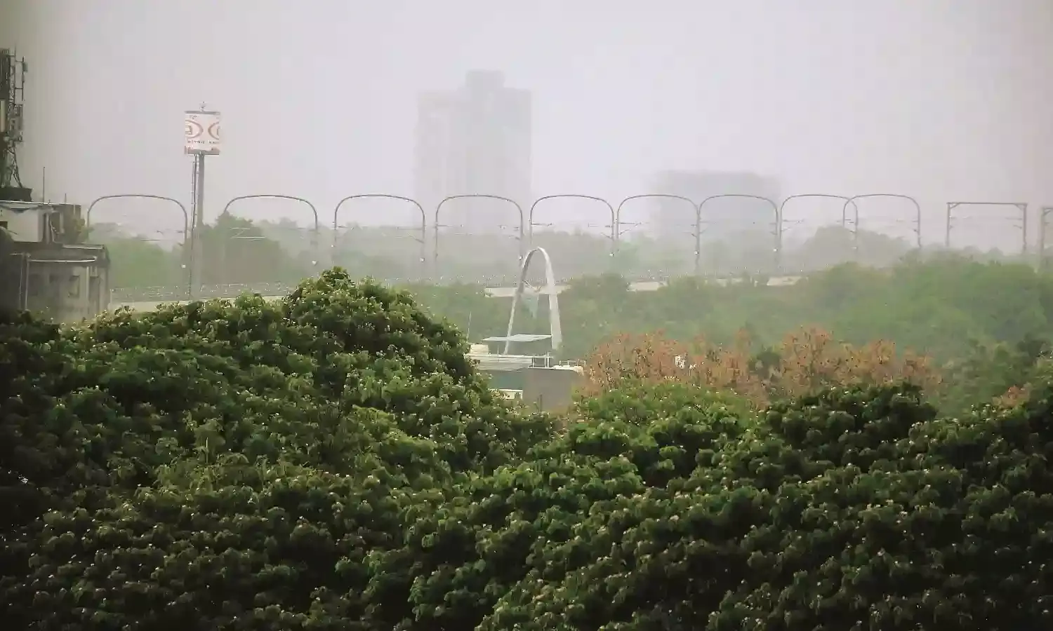 गरज-चमक के साथ आज और कल भारी बारिश की संभावना, तापमान औसत से नीचे