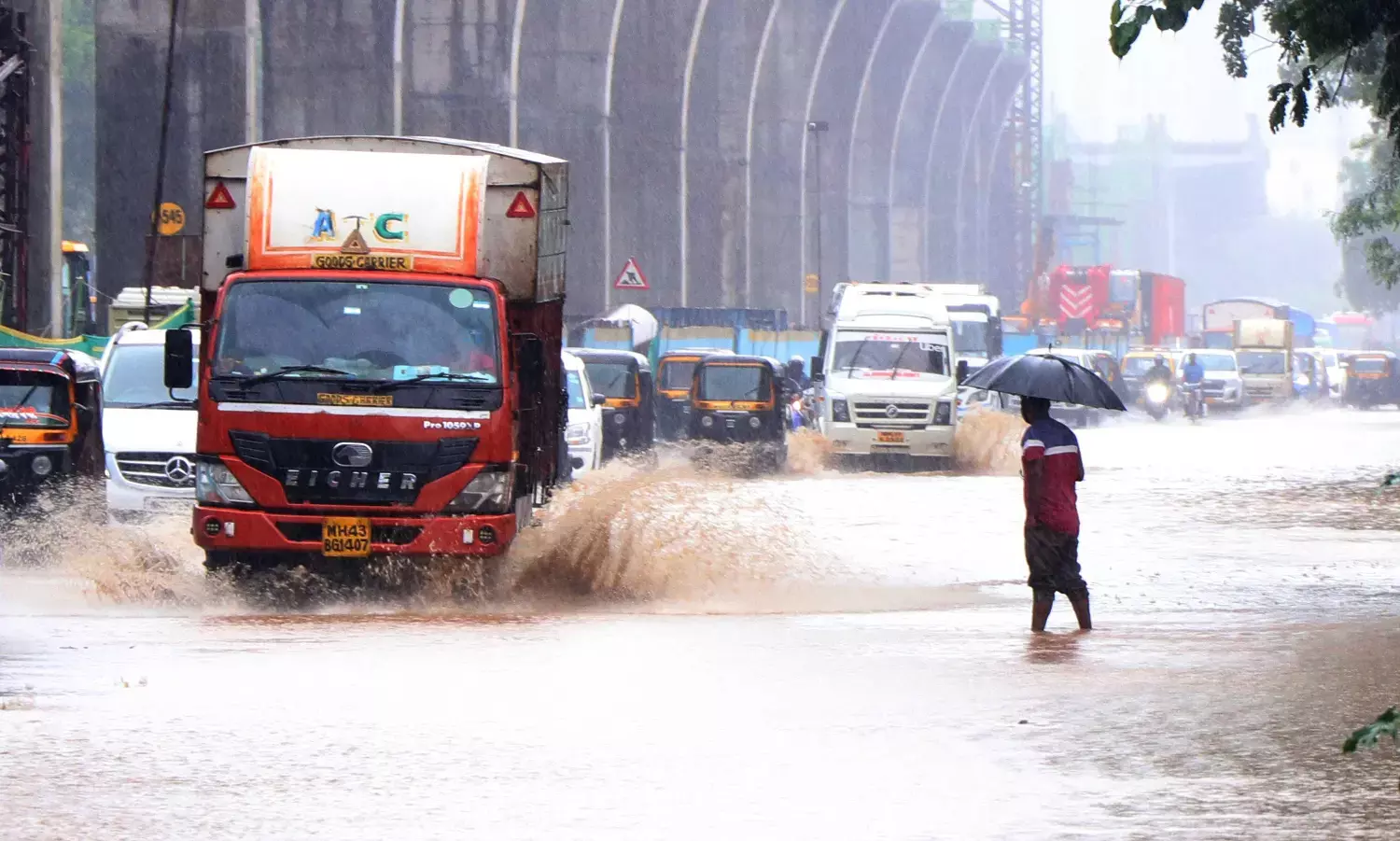 भारी बारिश ने रोकी मुंबई की रफ्तार, मध्य और हार्बर की लोकल थमी, सड़क यातायात भी प्रभावित