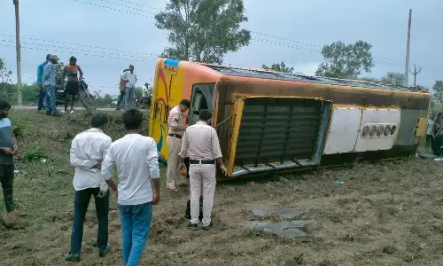 यात्री बस पलटने से 1 की मौत, 12 से ज्यादा घायल, स्टेट हाइवे पर ओवरटेक के चक्कर में हुआ हादसा
